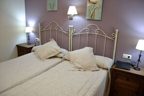 Double Room, City View | Desk, blackout drapes, rollaway beds, free WiFi - Hostal los Palacios (Albarracin)