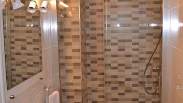 Habitació doble, vistes a la ciutat (Double Room + Rollaway Bed) | Bany | Articles de tocador gratuïts, assecador de cabells i tovalloles