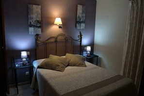 Chambre Double, vue ville | Bureau, rideaux occultants, lits pliants/supplémentaires, Wi-Fi gratuit