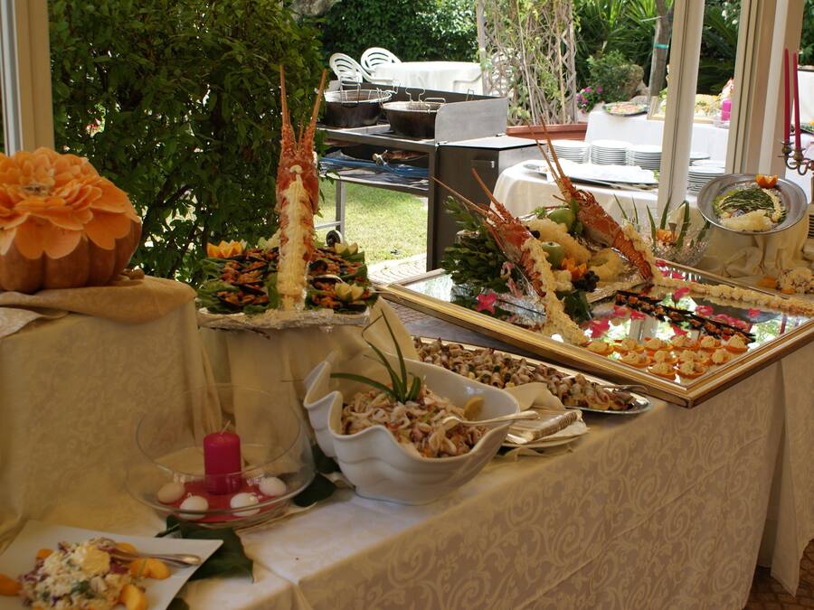 Een buffet met diverse soorten eten en een decoratief middelpunt.