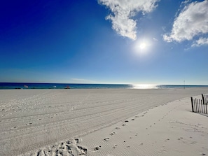 På stranden