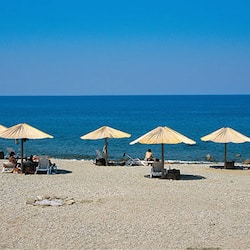Am Strand, Liegestühle, Sonnenschirme, Strandbar