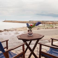 Am Strand, Liegestühle, Sonnenschirme, Strandbar