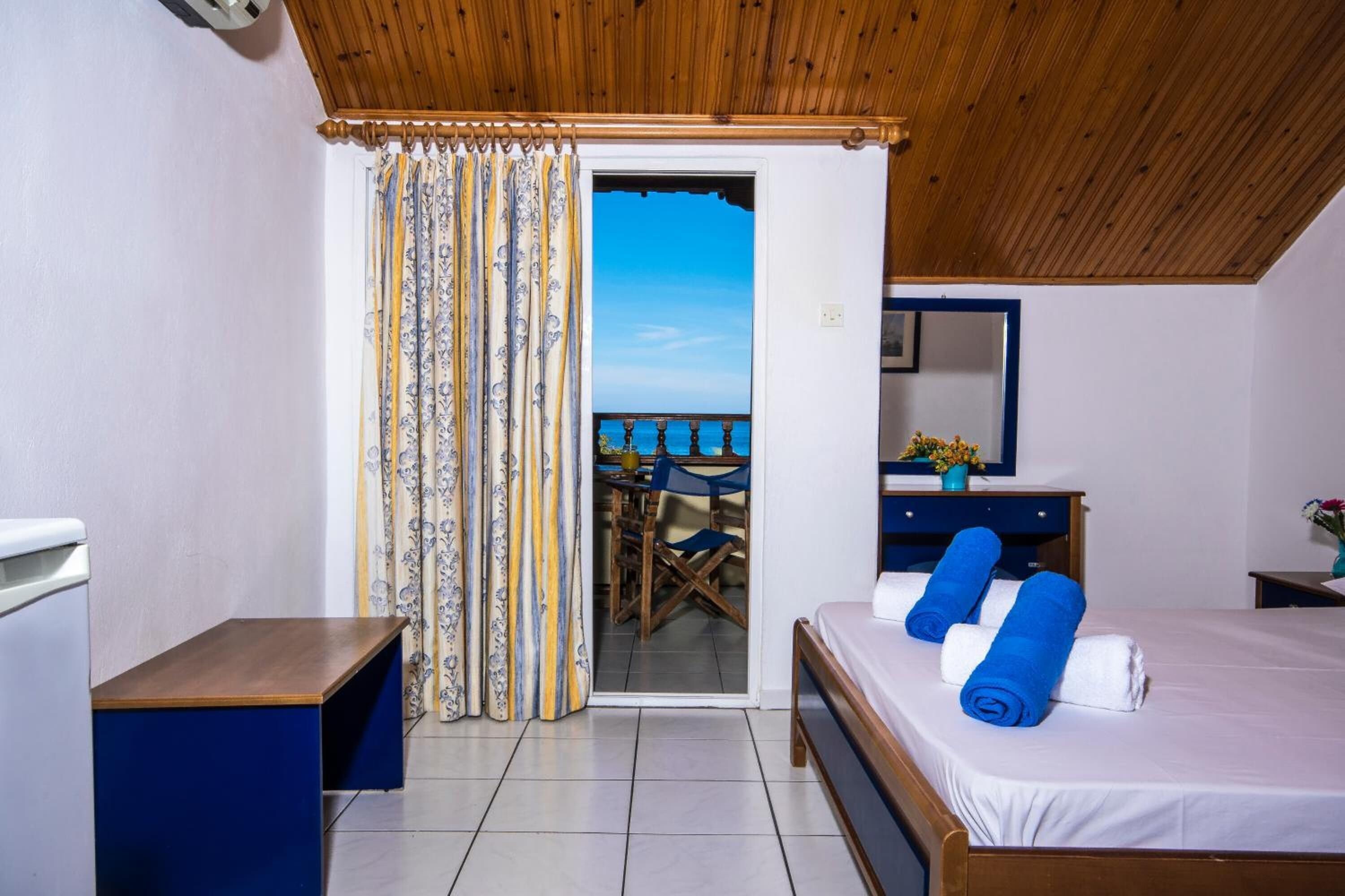 Tallelokero huoneessa, ilmaiset vauvansängyt, ilmaiset lisävuoteet