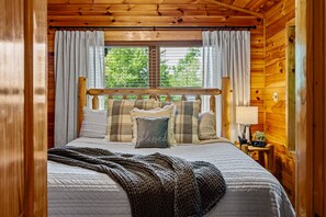 1 bedroom, iron/ironing board, WiFi, bed sheets - Luxurious, Romantic, Cozy Cabin/Great Reviews/Close to Town/Clean/Hot tub! (Gatlinburg)