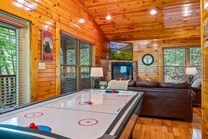 Game room - Luxurious, Romantic, Cozy Cabin/Great Reviews/Close to Town/Clean/Hot tub! (Gatlinburg)