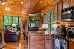 Interior - Luxurious, Romantic, Cozy Cabin/Great Reviews/Close to Town/Clean/Hot tub! (Gatlinburg)