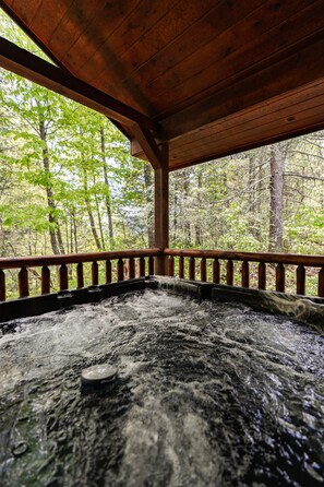 Outdoor spa tub - Luxurious, Romantic, Cozy Cabin/Great Reviews/Close to Town/Clean/Hot tub! (Gatlinburg)