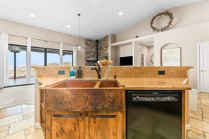 ثلاجة، ميكرووي ف، فرن، موقد طهي مسطح