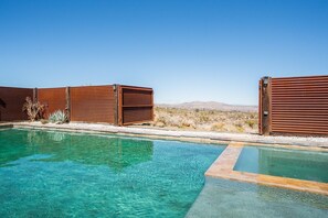 حمّام سباحة مُدفَّأ