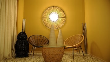 Suíte, sacada, vista para o lago | Frigobar, cofres nos quartos, Wi-Fi de cortesia