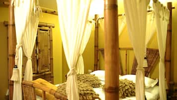 Suíte, sacada, vista para o lago | Frigobar, cofres nos quartos, Wi-Fi de cortesia