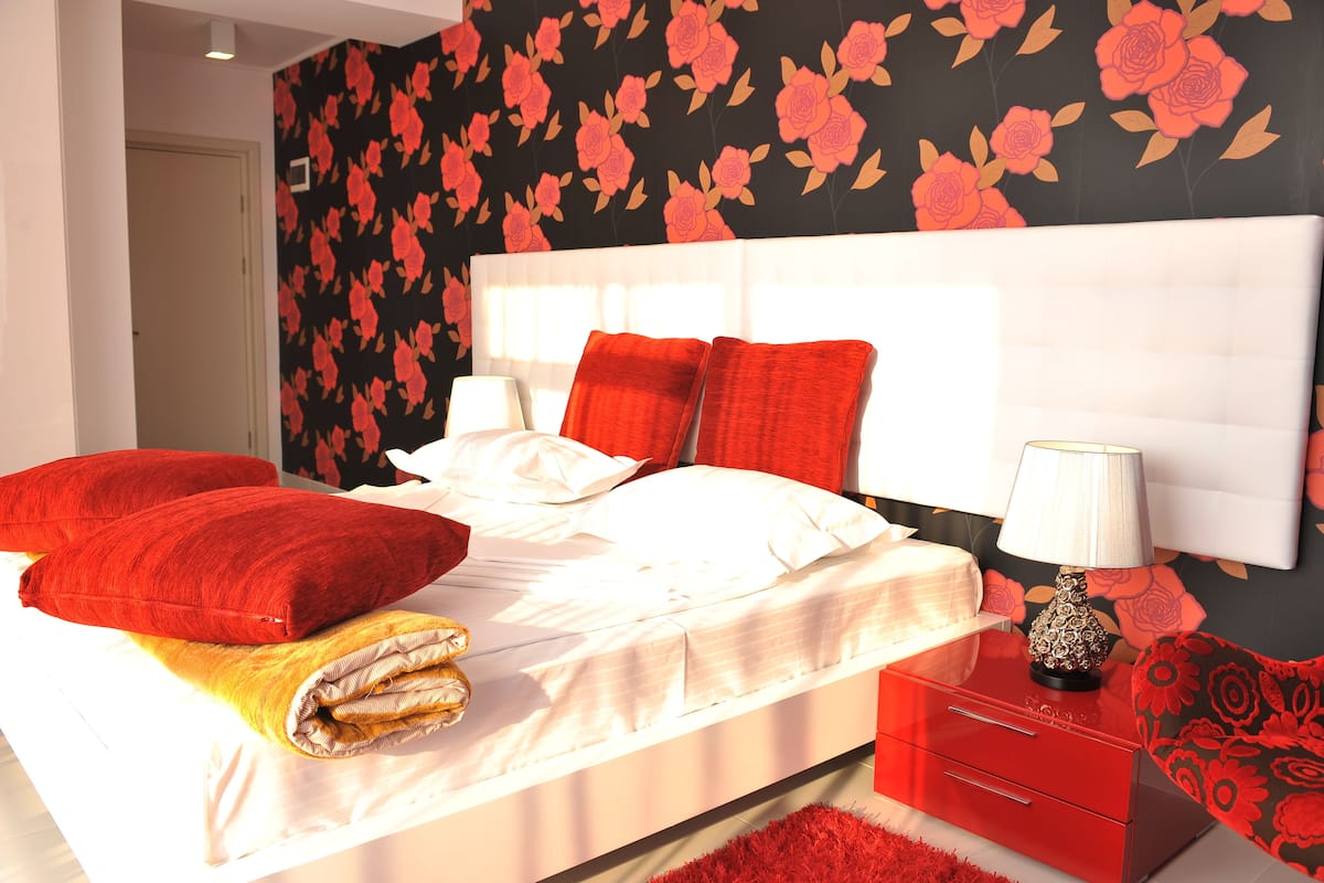 Quarto casal superior, sacada, vista para o lago | Frigobar, cofres nos quartos, Wi-Fi de cortesia