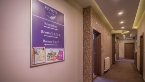 A hotel reception area with directional signs for rooms 1-4 and 5-7. - Veneti Suites (Belgrade)