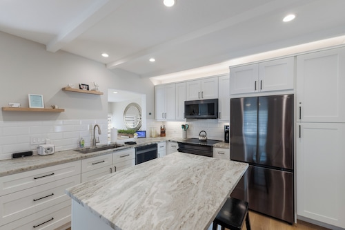Perfect Local In Village,1 1/2 Block From #1 Beach In USA, Pool, Wifi, Sun & Fun