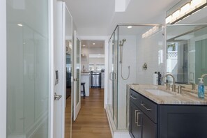 Shower, hair dryer, towels, soap - Perfect Local In Village,1 1/2 Block From #1 Beach In USA, Pool, Wifi, Sun & Fun (Siesta Key)