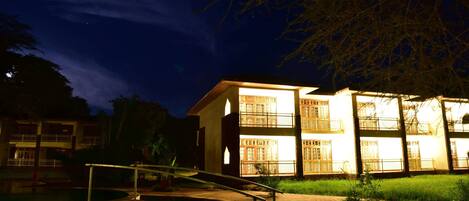 Habitación superior, vistas al jardín | Fachada del alojamiento - Noche