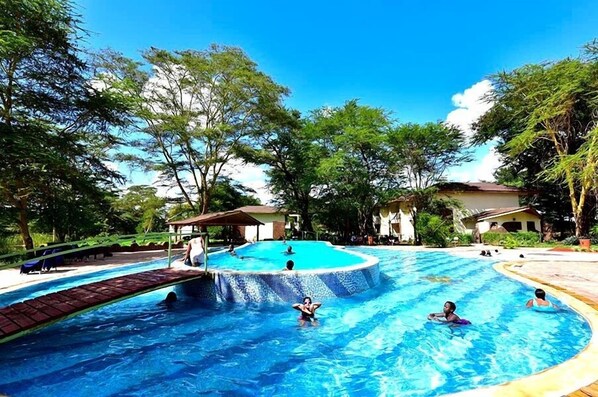 Een buitenzwembad en ligstoelen