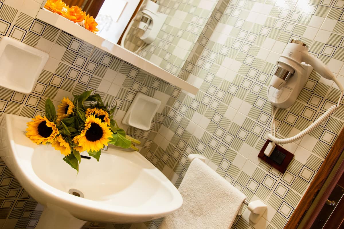 double room | bathroom | free toiletries, hair dryer, bidet, towels