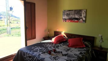 Doppelzimmer | Schreibtisch, laptopgeeigneter Arbeitsplatz, Verdunkelungsvorhänge