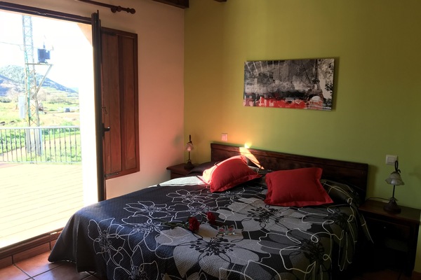 Kamar Double | Meja kerja, ruang kerja ramah laptop, dan tirai kedap cahaya