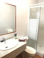 Double Room | Bathroom | Free toiletries, hair dryer, towels