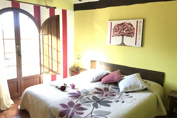 Double Room | Meja, ruang kerja komputer riba, langsir/tirai gelap terus