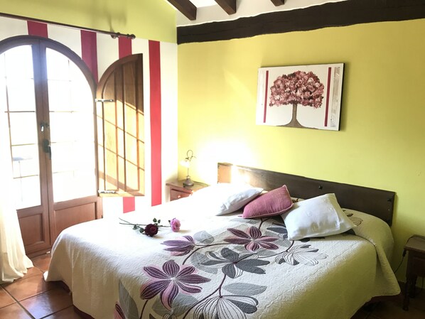 双人房 | 办公桌、笔记本电脑工作区、遮光窗帘、折叠床/加床（额外收费）