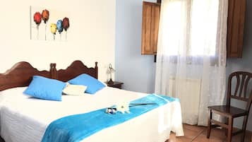 Habitación doble | Escritorio, espacio para trabajar con laptop y cortinas blackout