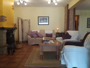 En 24-tommers Flatskjerm-TV med kabel-kanaler samt TV