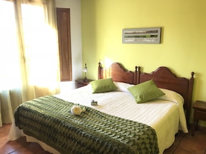 Double Room | Desk, laptop workspace, blackout curtains, rollaway beds - Posada Mediavia (Santillana del Mar)