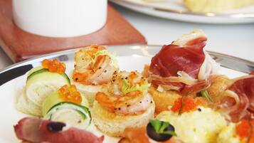 每日供應自助早餐 (每人 CNY88)