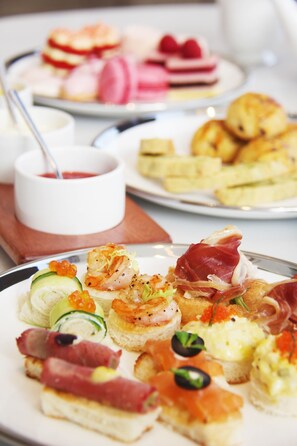 Daily buffet breakfast (CNY 88 per person)