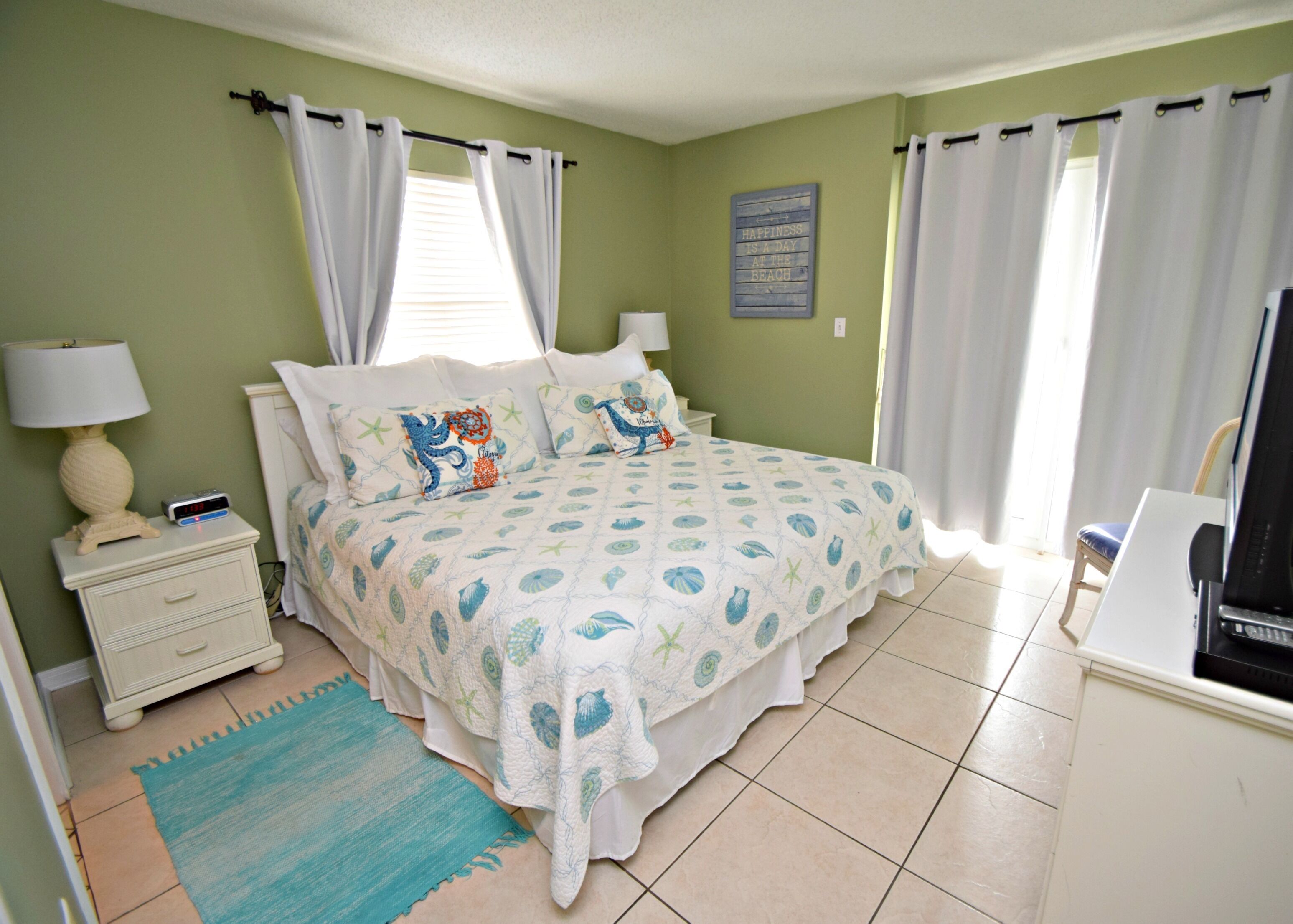 Come Get Your Toes In The Sand ~~~ And A Cold Drink In Your Hand! - Gulf Shores, AL