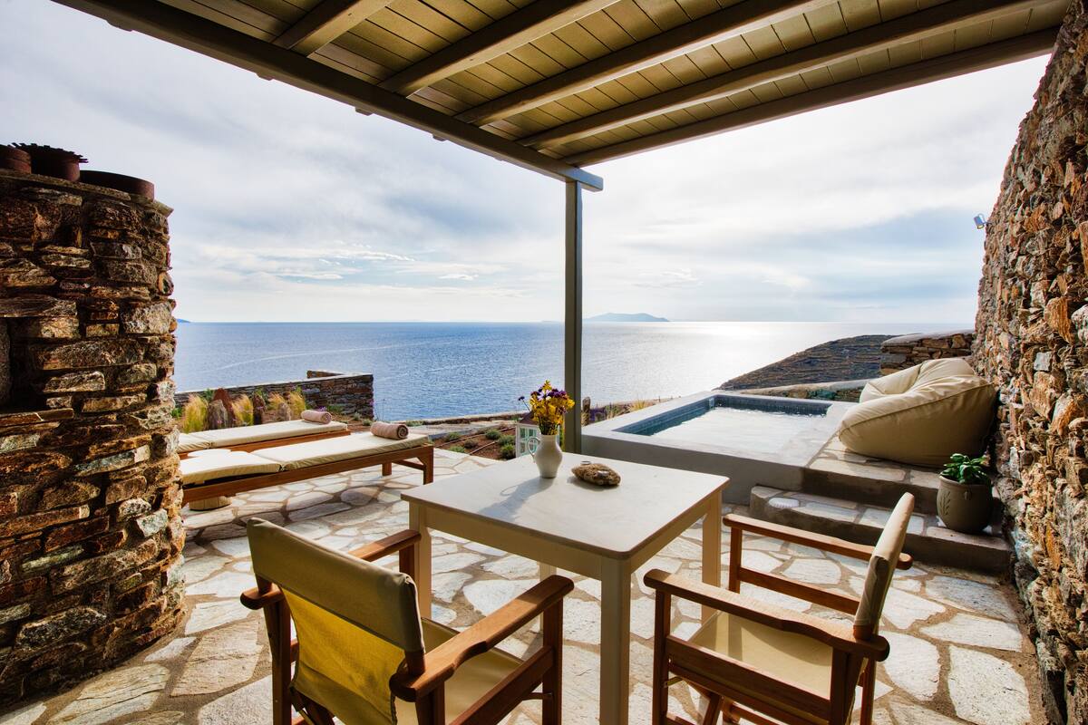 Cave Suite, Outdoor Hot Tub | Private spa tub
