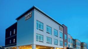 A Fairfield Inn & Suites building with a modern design, multiple floors, and a clear entrance. - Fairfield Inn & Suites by Marriott Duluth Waterfront (Duluth)