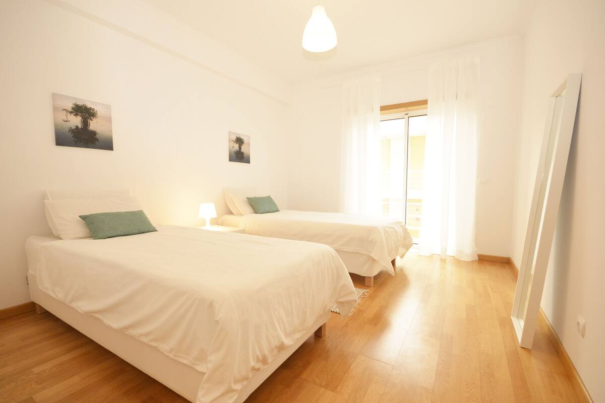 Rollaway beds (surcharge), bed sheets