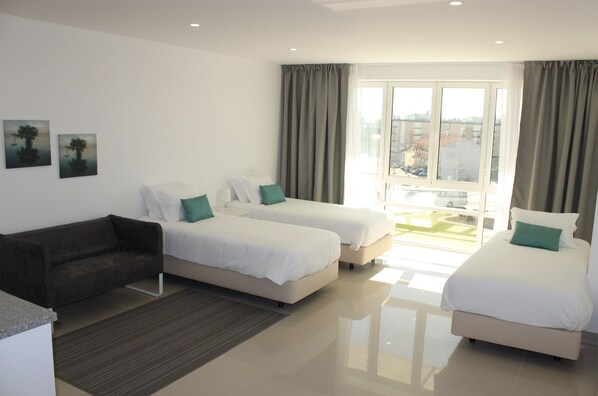 Studio, 3 Single Beds, Non Smoking, Kitchenette (Block A) | Rollaway beds, bed sheets - Parque dos Pastores AL (Ourem)