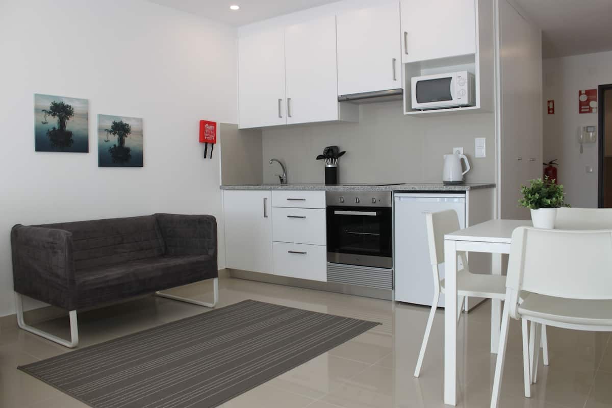 Deluxe Studio, Non Smoking, Kitchenette | Rollaway beds (surcharge), bed sheets