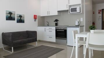 Deluxe Studio, Non Smoking, Kitchenette | Rollaway beds, bed sheets