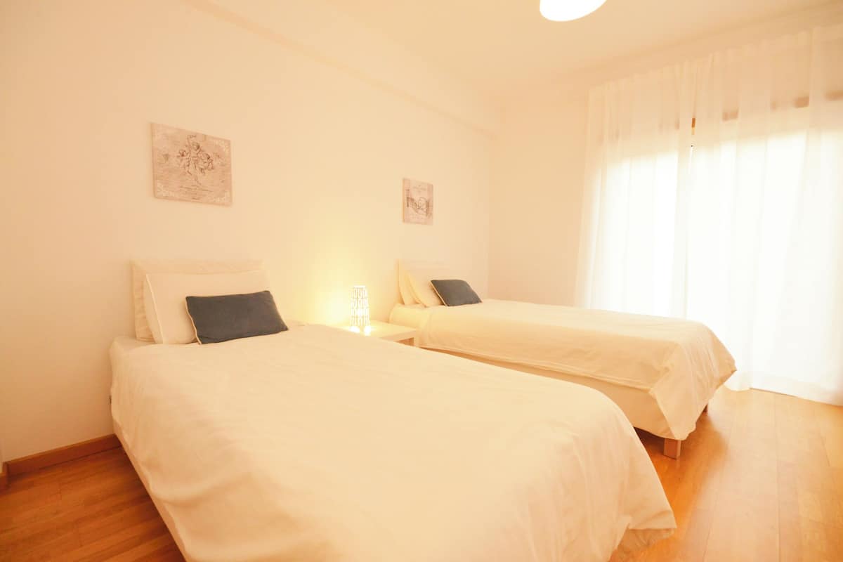 Rollaway beds (surcharge), bed sheets