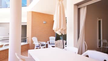 Apartamento superior, 2 habitaciones, cocina, junto a la piscina (4 Single Beds,2 Bathrooms) | Terraza o patio