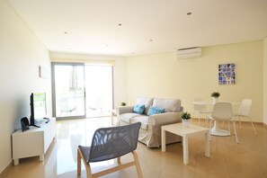 Apartemen Superior, 1 kamar tidur, dapur, di pinggir kolam renang (3 Single Beds,1 Bathroom) | Ruang keluarga | TV layar datar