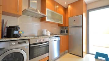 Frigorífico, microondas, horno y placa de cocina