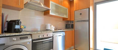 Refrigerador, microondas, horno y parrilla de estufa