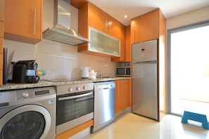 Lemari es, microwave, oven, dan kompor