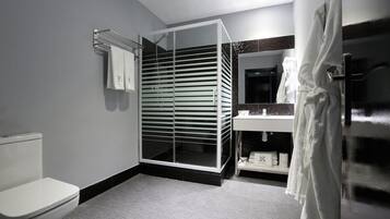 Suite (2 Adults + 2 Children) | Bathroom | Shower, free toiletries, towels