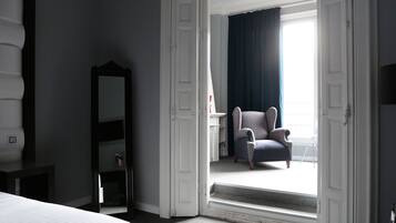 Suite (2 Adults + 2 Children) | Área de sala de estar | Televisión de pantalla plana y chimenea
