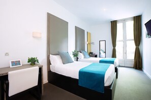 Twin Room, Balcony | Premium bedding, in-room safe, individually decorated, desk - Amra Barcelona Caspe (Barcelona)