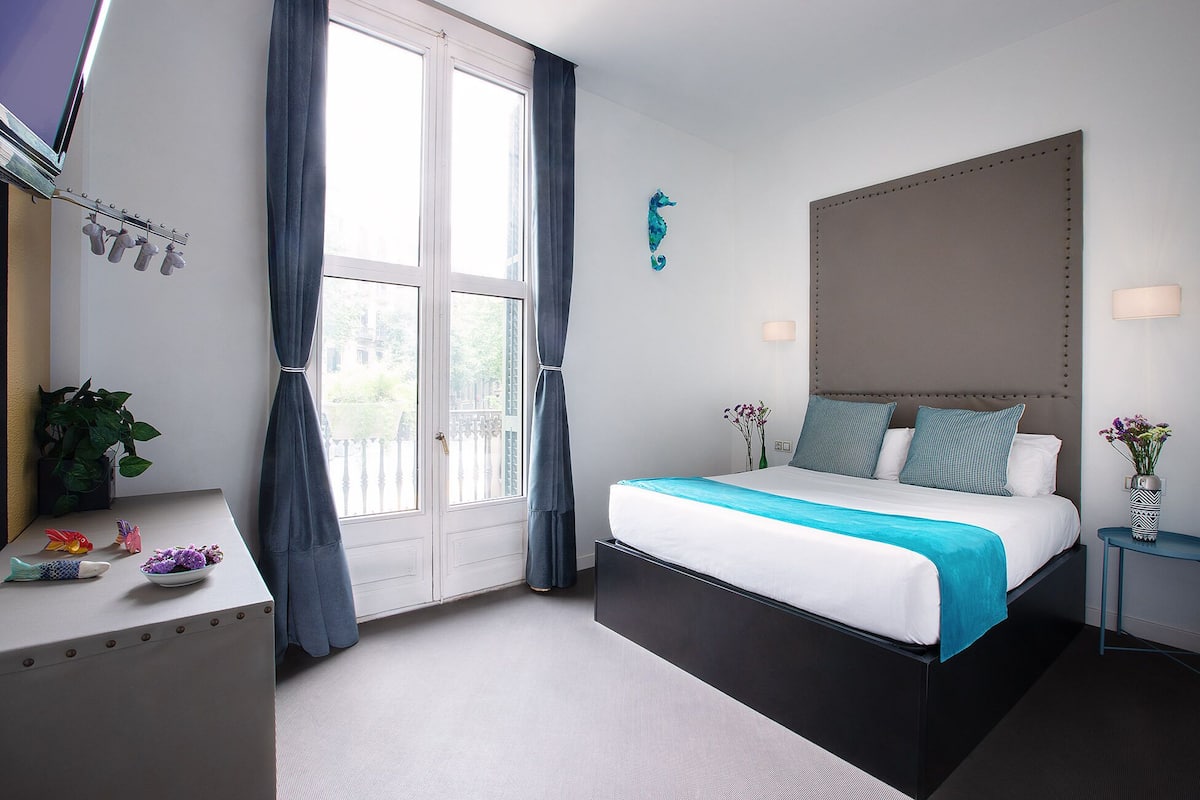 Premium bedding, in-room safe, individually decorated, desk